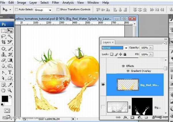 PS合成装满液体的玻璃光泽西红柿
